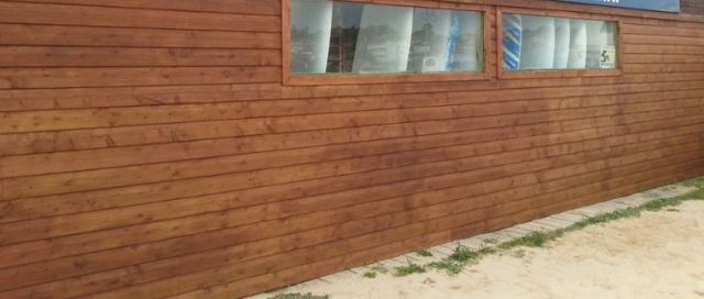  海滩和学校小屋 